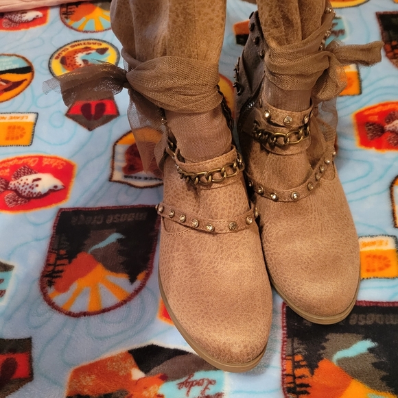 Stylish Venus Tan Tall Boots with Chain and lace Detail - Picture 2 of 6